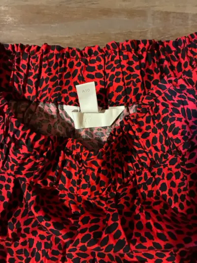 Falda corta roja con estampado animal - miniatura 2