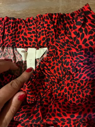 Falda corta roja con estampado animal - miniatura 3