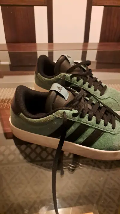 Zapatillas Adidas verdes de gamuza - miniatura 1