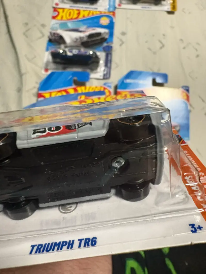 6 hot wheels - 2