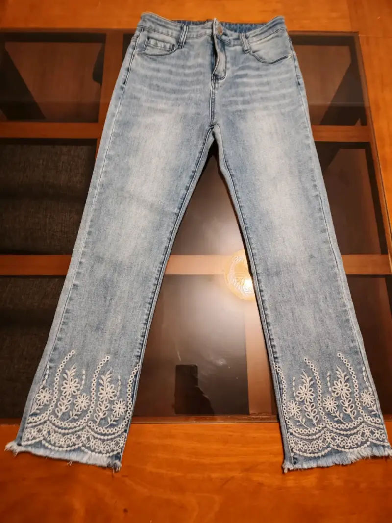 Jeans bordados para mujer en denim azul - 1