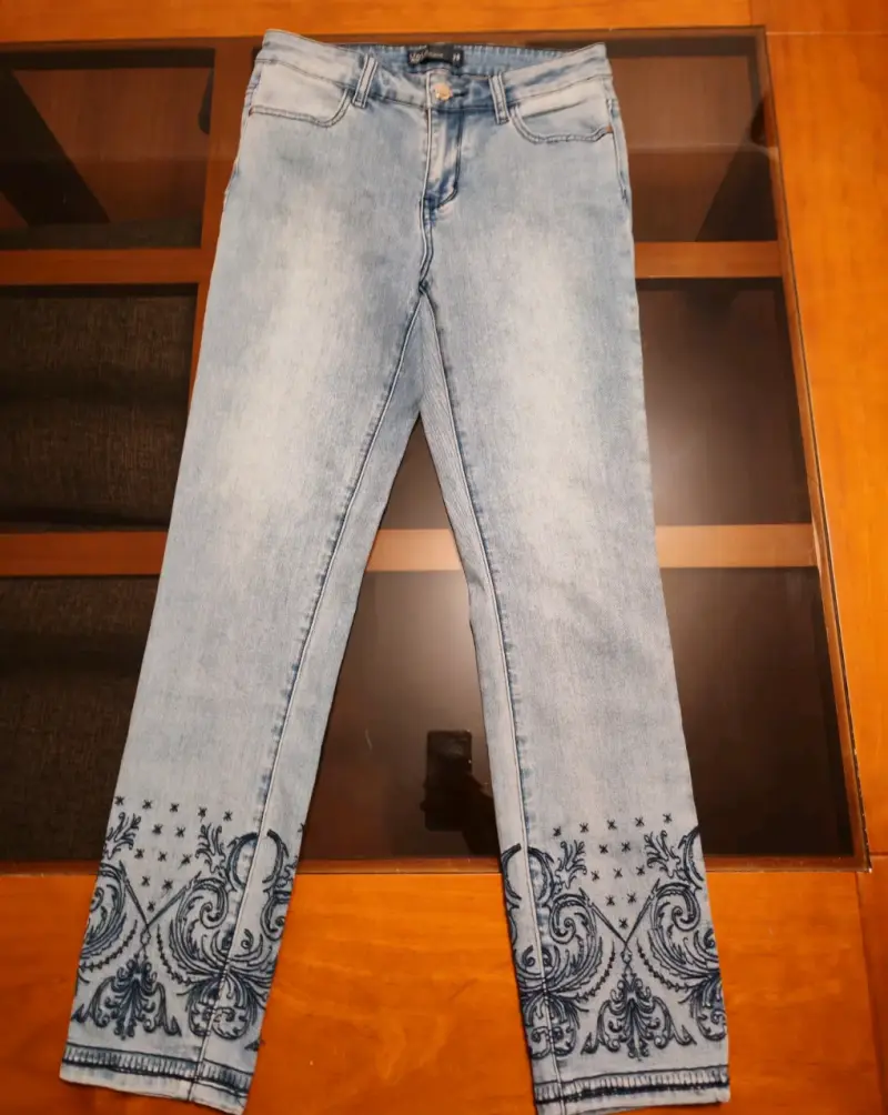 Jeans bordados para mujer en denim azul - 2