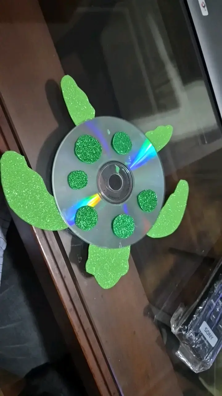 Manualidad de tortuga con CD reciclado