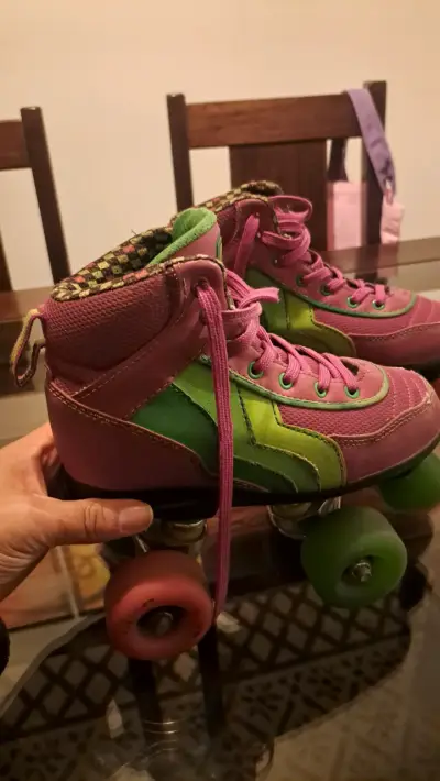 Patines de cuatro ruedas rosados y verdes - miniatura 1