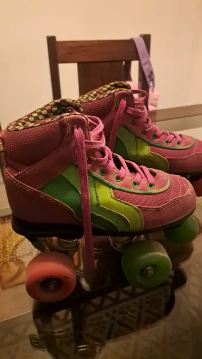 Patines de cuatro ruedas rosados y verdes - miniatura 2