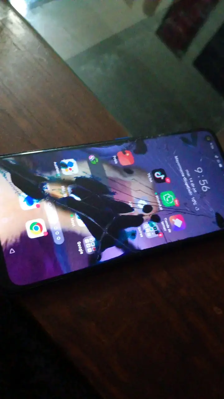 Smartphone Oppo azul está en mal estado - 3