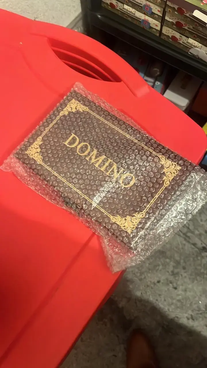 Juego de dominó clásico en caja decorativa