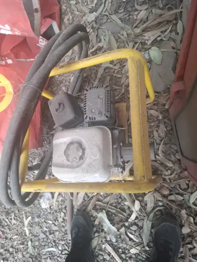 Motor y sonda vibradora para construcción usado - miniatura 1