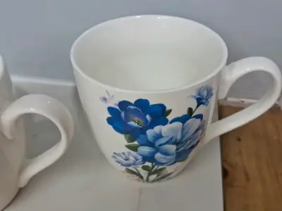 Taza de cerámica con diseño floral azul - miniatura 1