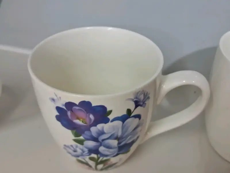 Taza de cerámica con diseño floral azul - 2
