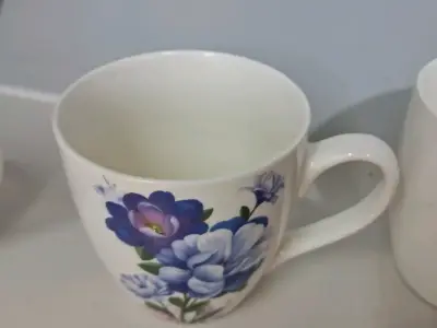 Taza de cerámica con diseño floral azul - miniatura 2
