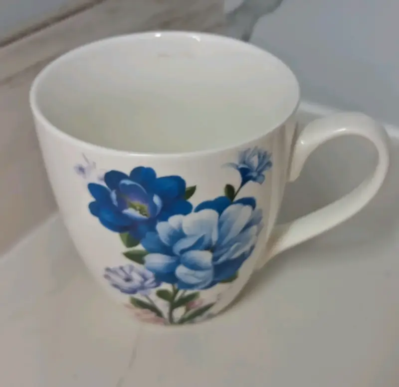 Taza de cerámica con diseño floral azul - 3