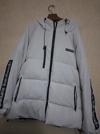 Chaqueta acolchada blanca con capucha - miniatura 1