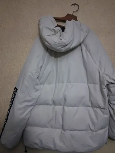 Chaqueta acolchada blanca con capucha - miniatura 2