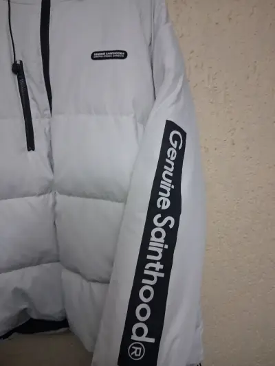 Chaqueta acolchada blanca con capucha - miniatura 3