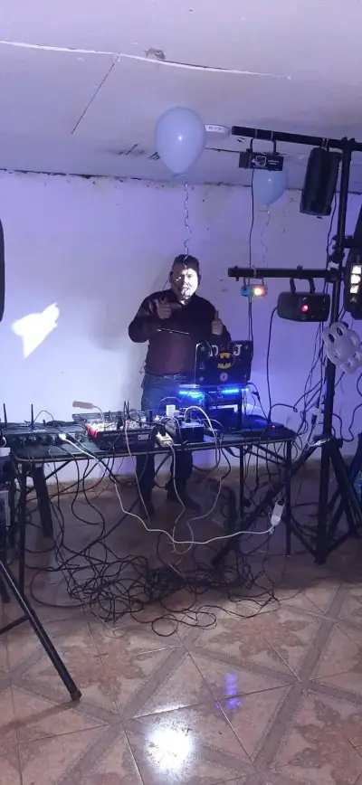 Equipo de DJ con luces y consola - miniatura 1