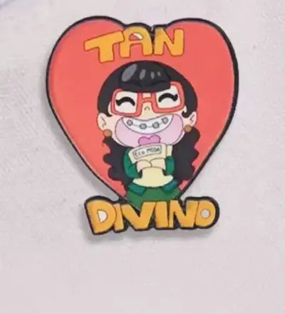 Pin 'Tan Divino' Betty la Fea con diseño divertido - miniatura 1