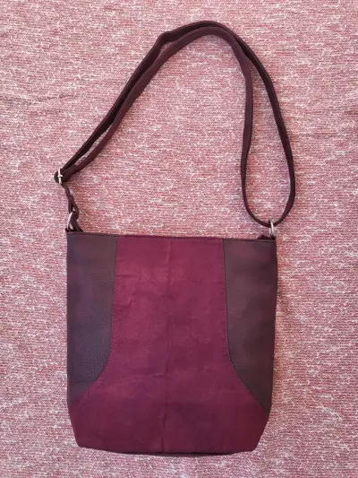 Cartera bandolera burdeos de gamuza - miniatura 2