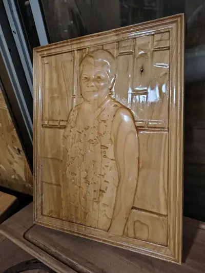Cuadro tallado en madera con retrato - miniatura 1