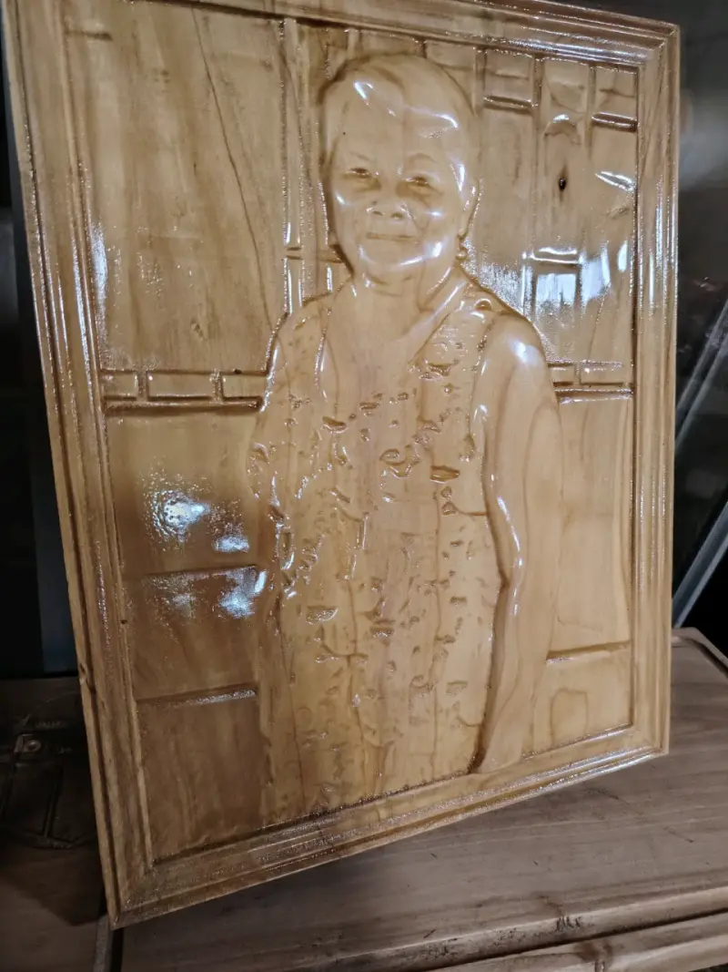 Cuadro tallado en madera con retrato - 2