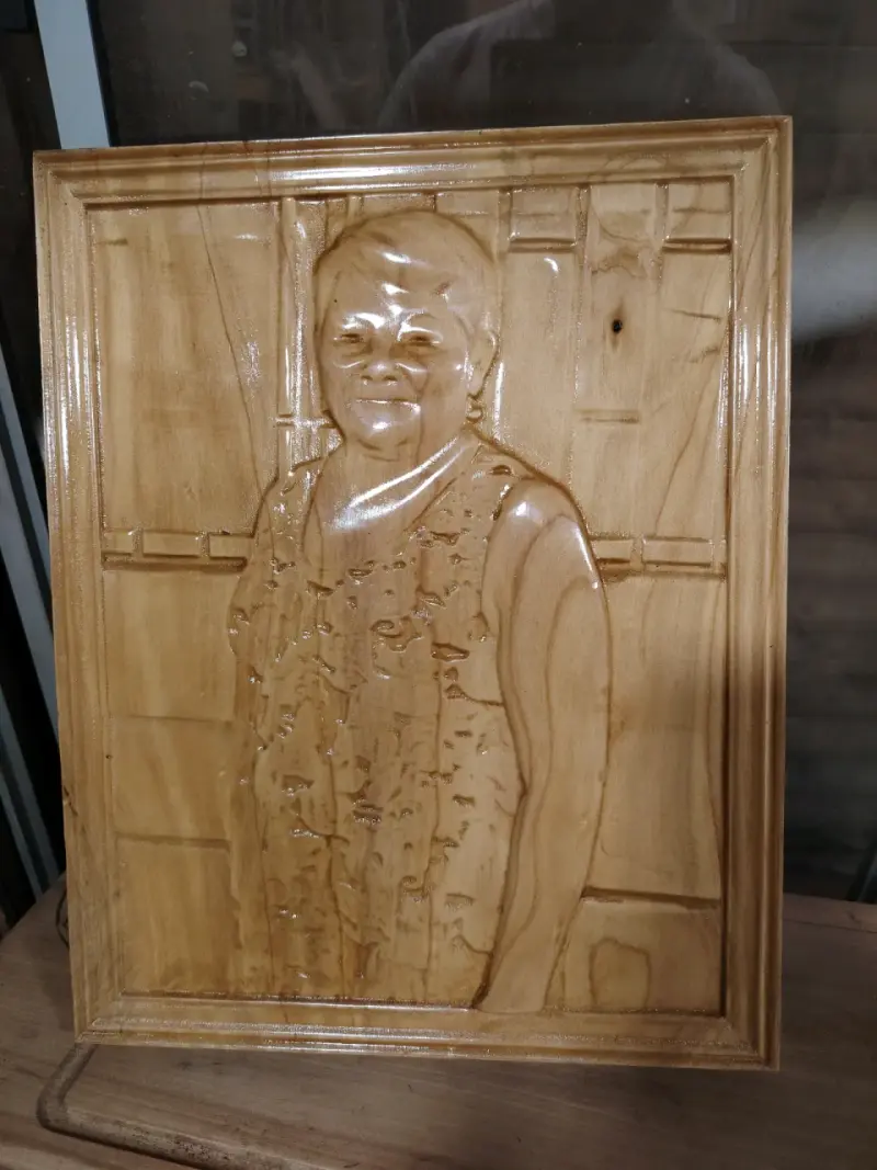 Cuadro tallado en madera con retrato - 3
