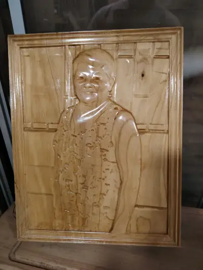 Cuadro tallado en madera con retrato - miniatura 3
