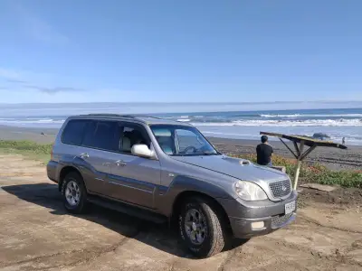 SUV 4x4 en buen estado, color gris - miniatura 1