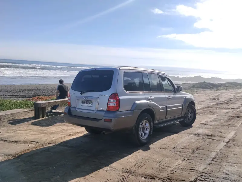 SUV 4x4 en buen estado, color gris - 2