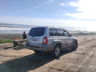 SUV 4x4 en buen estado, color gris - miniatura 2