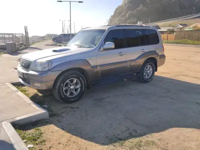 SUV 4x4 en buen estado, color gris - miniatura 3