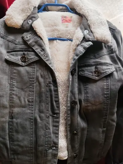 Chaqueta de mezclilla gris con forro de borrego - miniatura 1