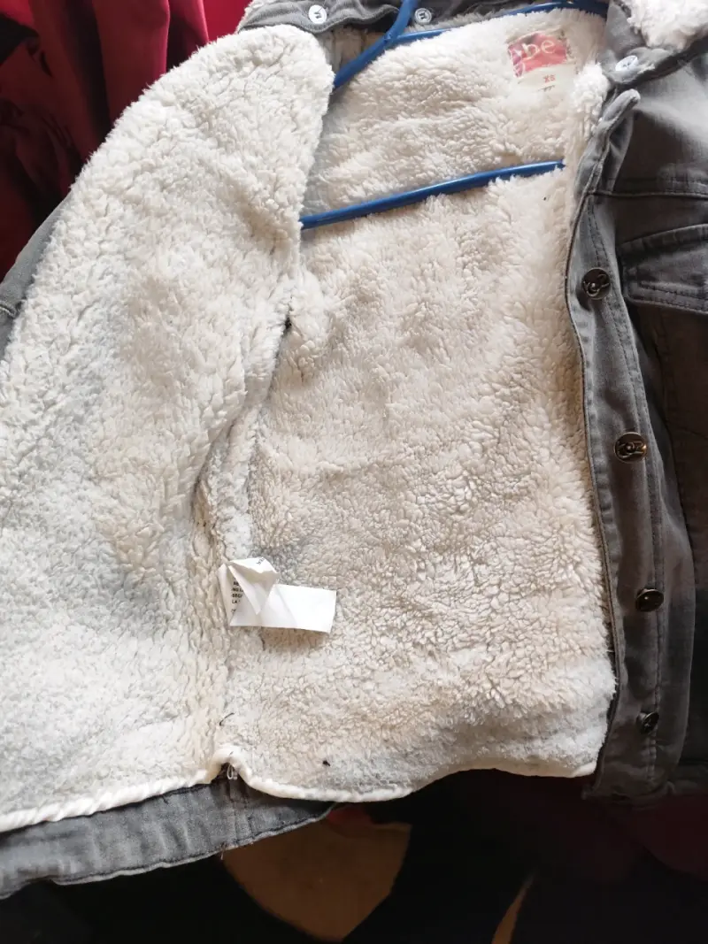 Chaqueta de mezclilla gris con forro de borrego - 3