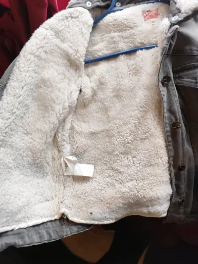 Chaqueta de mezclilla gris con forro de borrego - miniatura 3