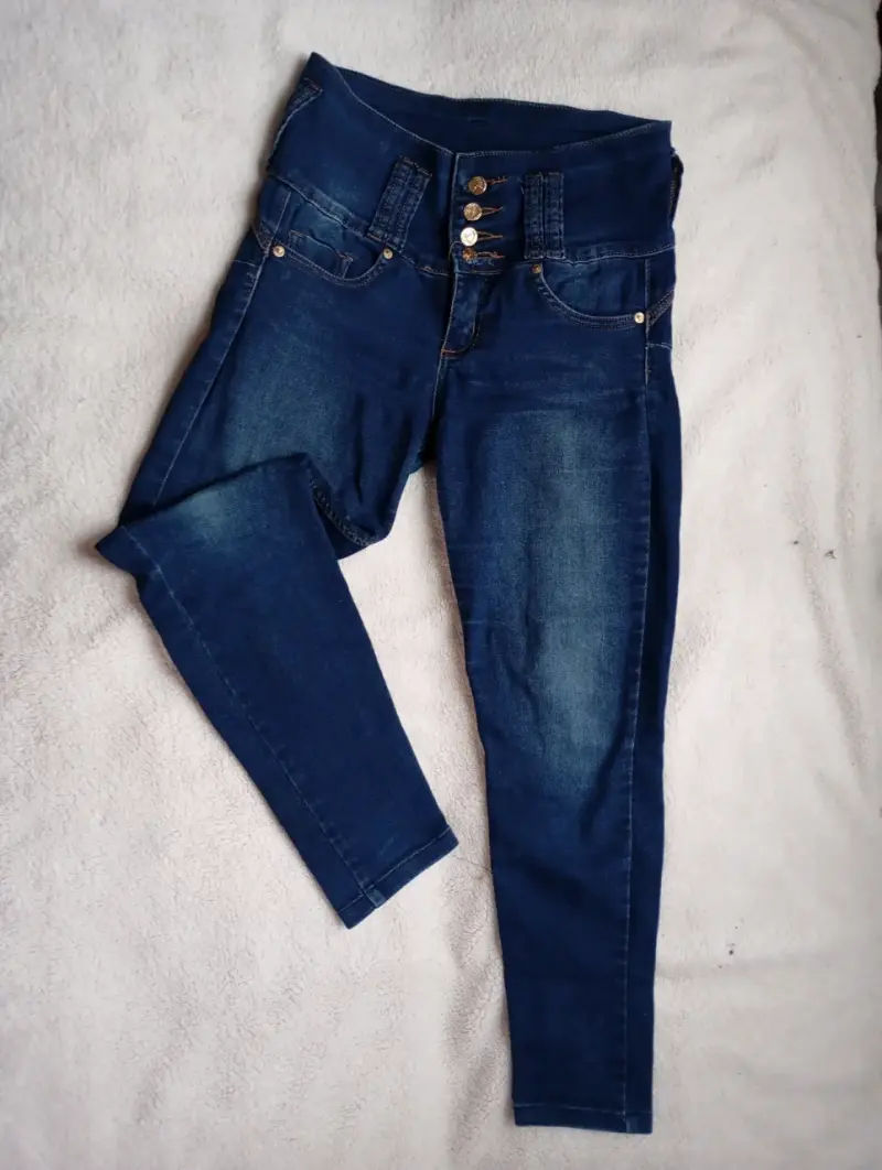 Jeans ajustados azul oscuro con botones