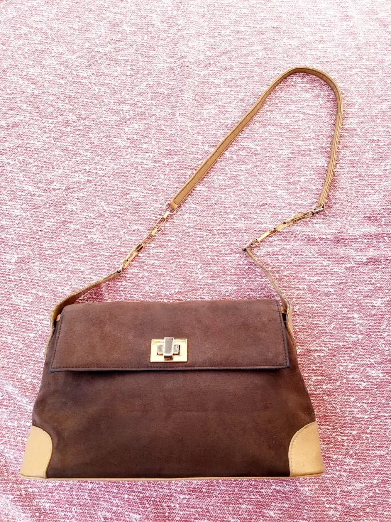 Cartera de gamuza marrón con correa ajustable