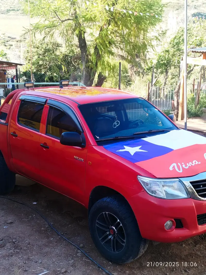 Camioneta Toyota Hilux roja