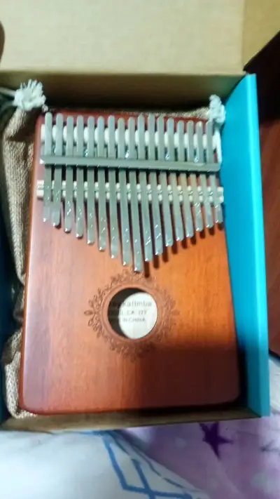 Kalimba de madera con diseño artístico - miniatura 2