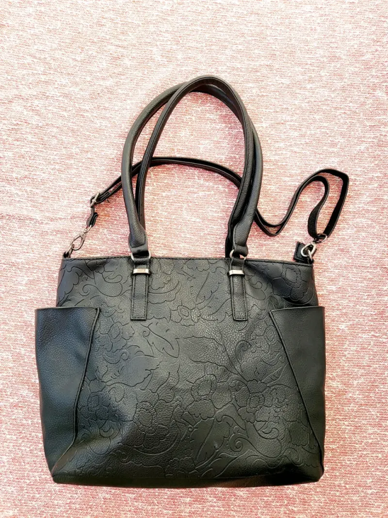 Cartera negra con diseño floral en relieve - 1