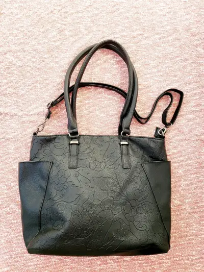 Cartera negra con diseño floral en relieve - miniatura 1