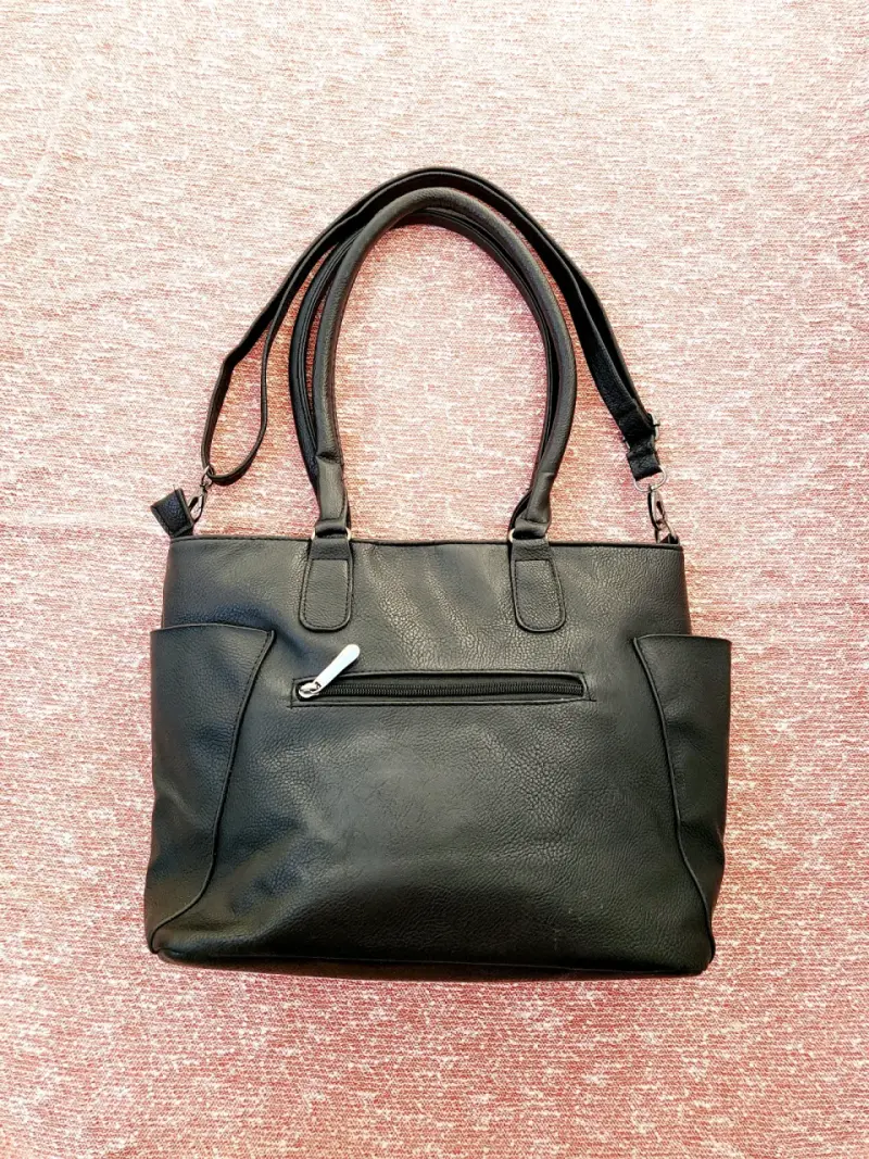 Cartera negra con diseño floral en relieve - 2