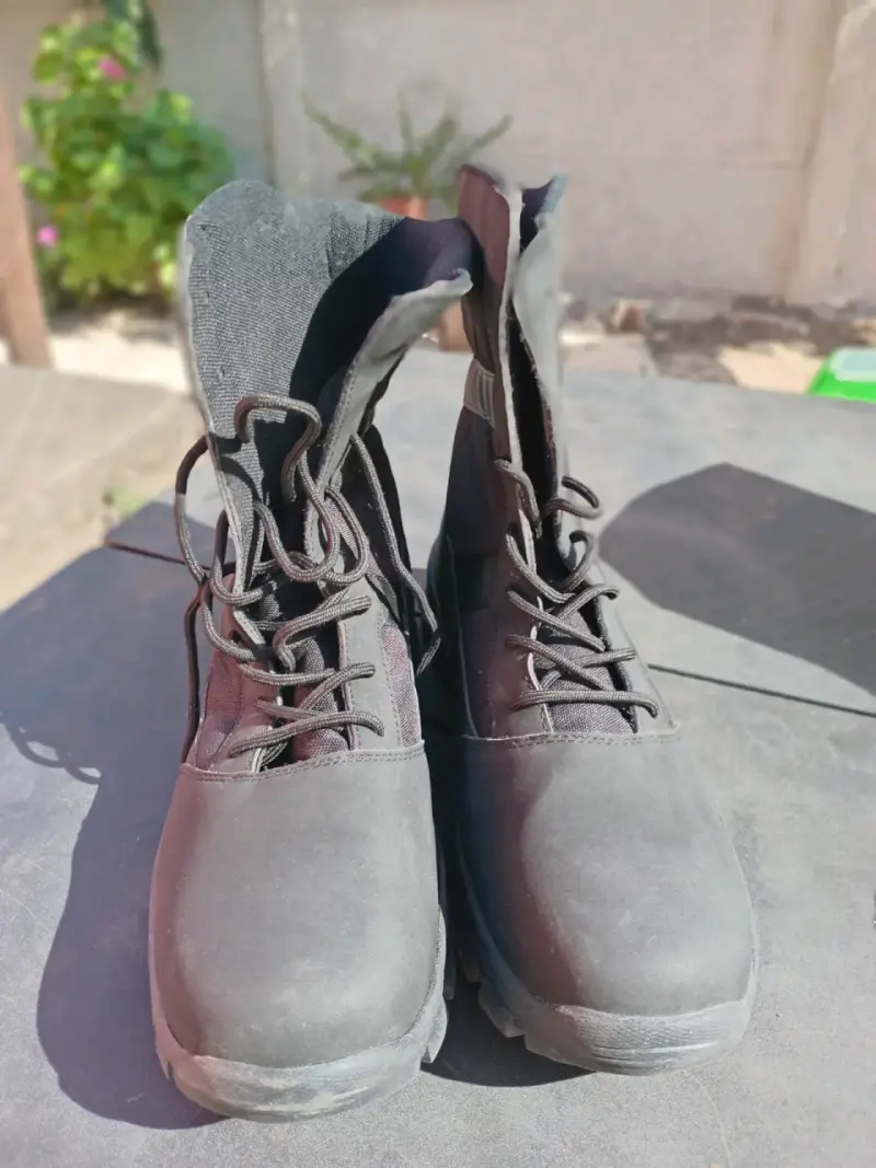 Botas negras de trabajo resistentes - 1