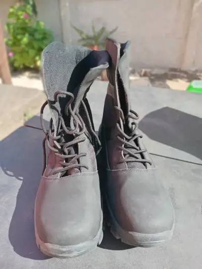 Botas negras de trabajo resistentes - miniatura 1