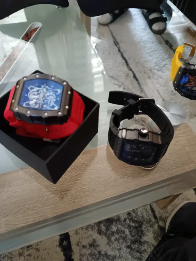 Reloj Richard Mille deportivo con correa roja - 3