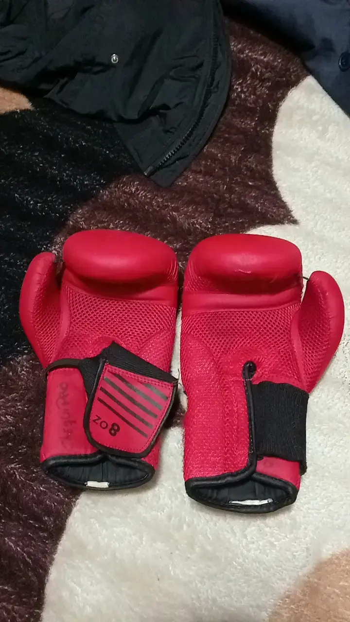 Guantes de boxeo rojos para entrenamiento