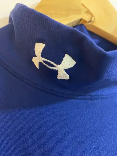 Primera capa coldgea Under Armour con logo bordado - miniatura 2