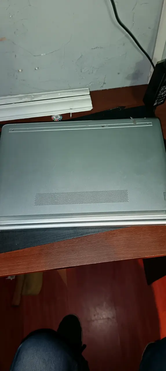 Laptop gris en buen estado - 1