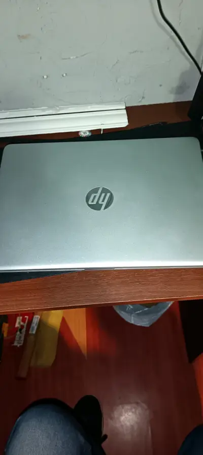Laptop gris en buen estado - miniatura 2