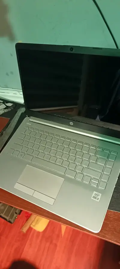 Laptop gris en buen estado - miniatura 3