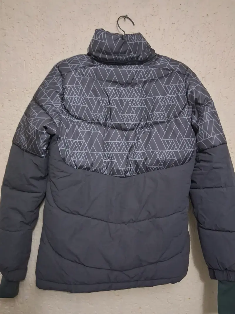 Chaqueta acolchada gris con diseño geométrico - 2