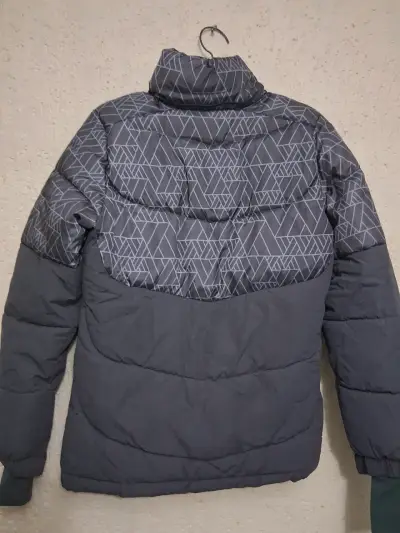 Chaqueta acolchada gris con diseño geométrico - miniatura 2